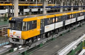 为纪念退役而进行包装的 Astram Line 6000 系列列车（广岛高速交通公司提供）