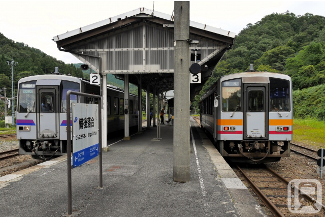 在芸备线等线路上运行的 JR 西日本 Kiha 120 系列柴油列车(旅人フミオ/PhotoAC)