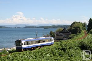 能登铁道NT200系列柴油列车沿七尾湾行驶(PoN太/PhotoAC)