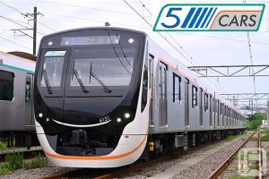 即将投入大井町线本地运营的五节车厢东急6020系列列车和“5CARS”贴纸（由东急电铁提供）