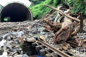 暴雨灾害发生后，一年来首次启动修复工作 – 陆羽东线因19处受损而关闭 – 大量泥土和沙子从铁轨旁的山上涌入