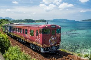 山阴本线时隔两年零三个月重新通车 – 因暴雨倾斜的桥梁修复工程已完成 – 可欣赏壮丽景色的观光列车“○○之话”也恢复运营