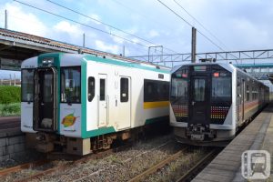 运行于陆羽西线的 JR 东日本 Kiha 110 系列柴油车(左)和运行于羽越本线的 JR 东日本 GV-E400 系列柴油车(Katsumi Yokoyama/拍摄于 2021 年 10 月)